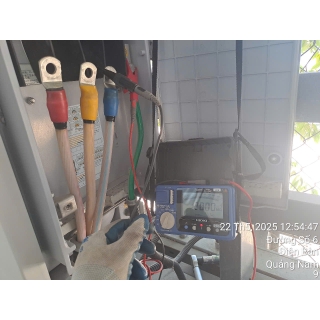 so-sanh-chi-tiet-dc-optimizer-vs-microinverter-nang-luong-mat-troi