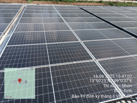giam-kich-thuoc-va-trong-luong-microinverter-trong-he-thong-nang-luong-mat-troi