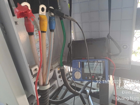 chi-tiet-kiem-tra-dien-ap-dong-dien-dau-ra-cua-microinverter