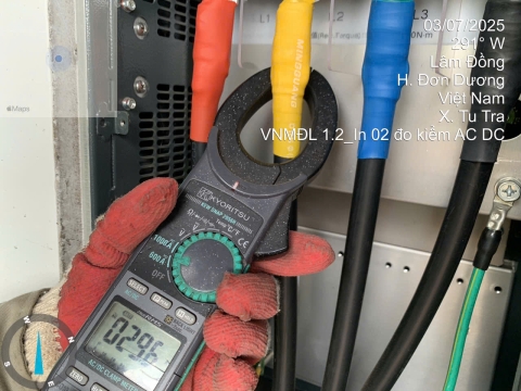 dau-noi-day-ac-tu-microinverter-vao-trunk-cable